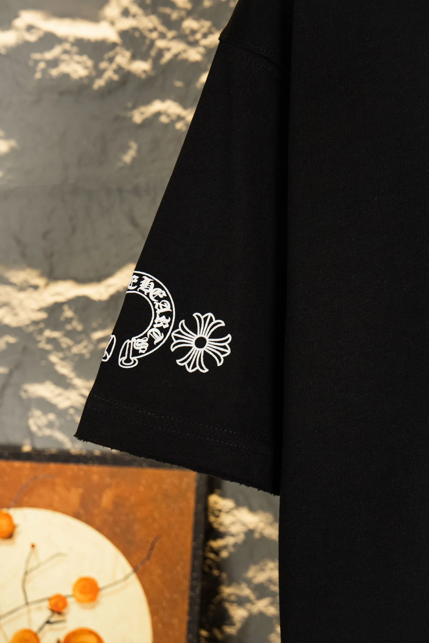 ：Y 100 Chrome Hearts 26ss New Arrival logo T Quality ！ ， ； 、 、 Classic ， ， 。 ， Breathable ， Retro 。 ， 、 ， 、 、 hold ， ， 。 ：Black White Size：S—XL